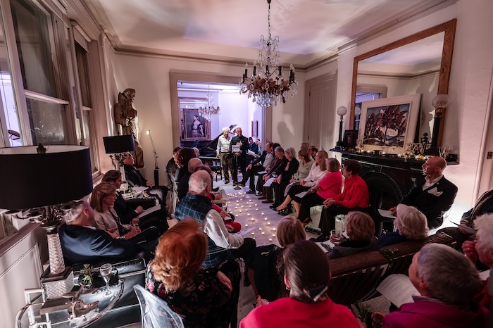 Salon Opera in performance